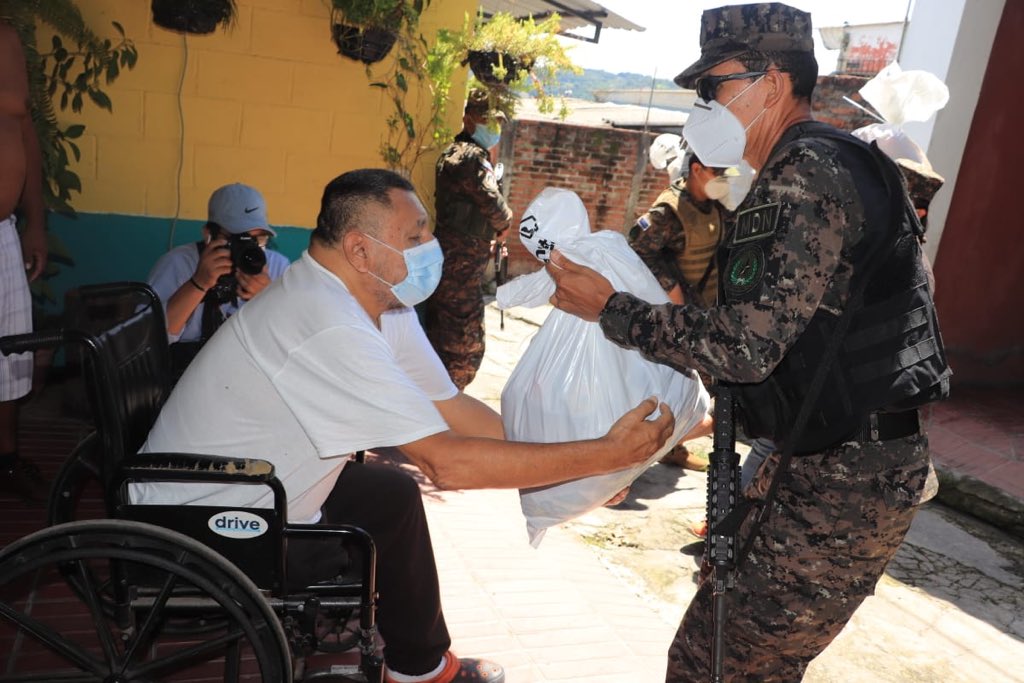 ministro-de-la-defensa-encabeza-distribucion-de-paquetes-alimentarios-a-familias-de-soyapango